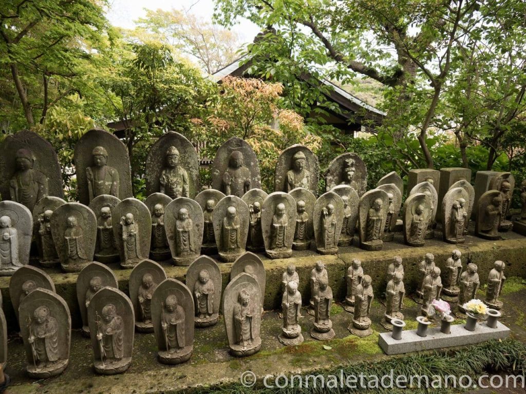 Grupo de estatuas en el Hase-dera, en Kamakura