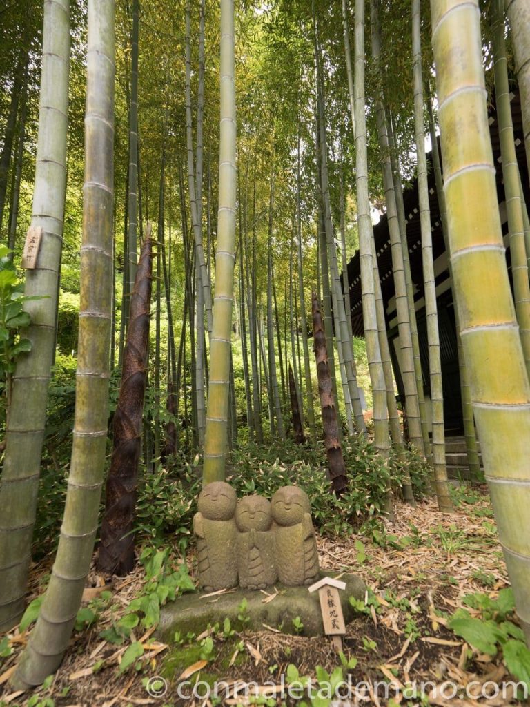 Jizos en el bosque de bambú del Hase-dera