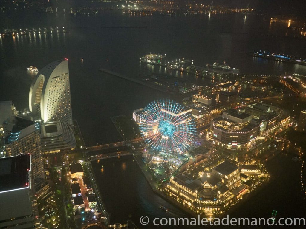 Vistas desde la Landmark Tower por la noche, con la noria multicolor