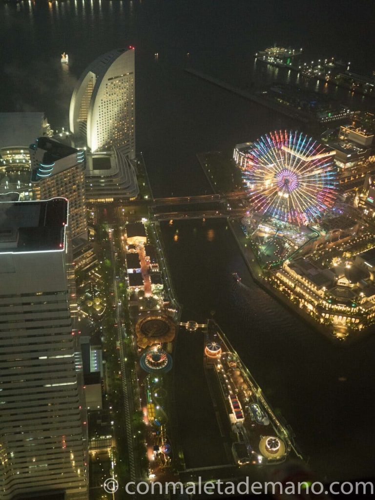Vistas desde la Landmark Tower por la noche, con la noria
multicolor