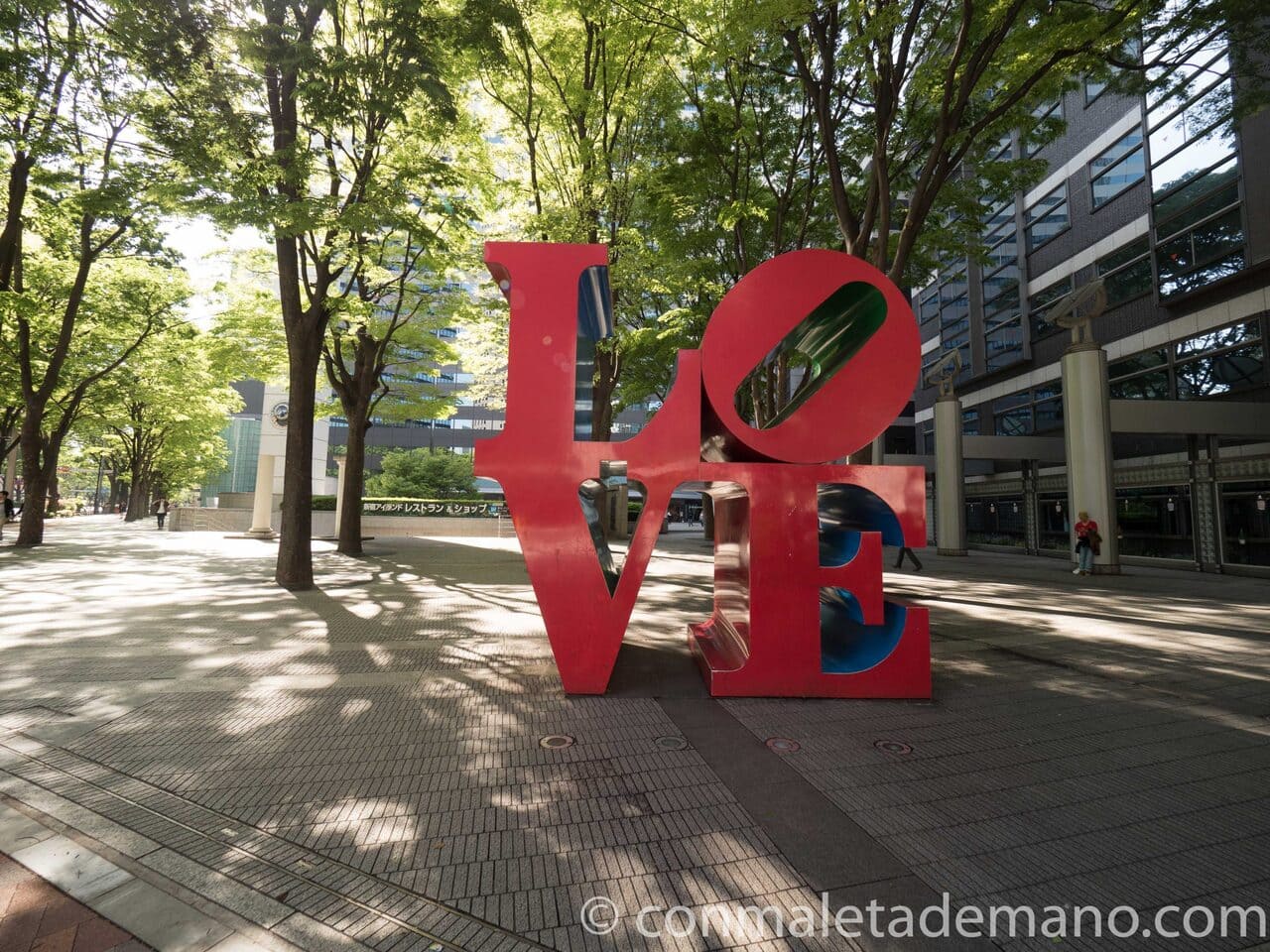 Estatua LOVE, en Shinjuku