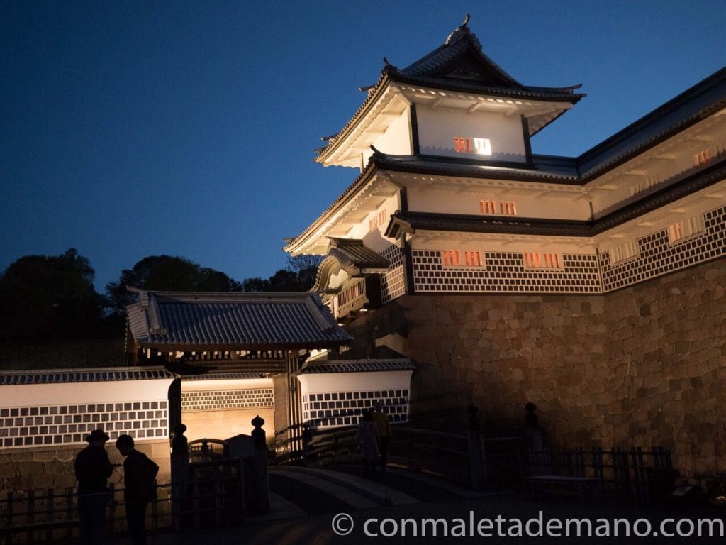 Castillo de Kanazawa iluminado