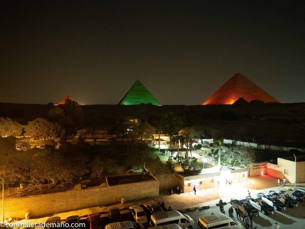 Espectáculo de luz y sonido desde la terraza del hotel Panorama Pyramids Inn
