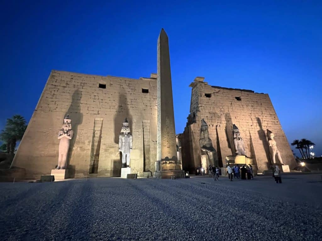 Templo de Luxor iluminado