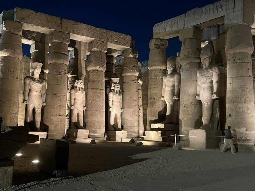 Templo de Luxor iluminado