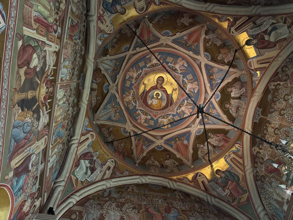 Interior del Monasterio de Putna, en Bucovina, Rumanía