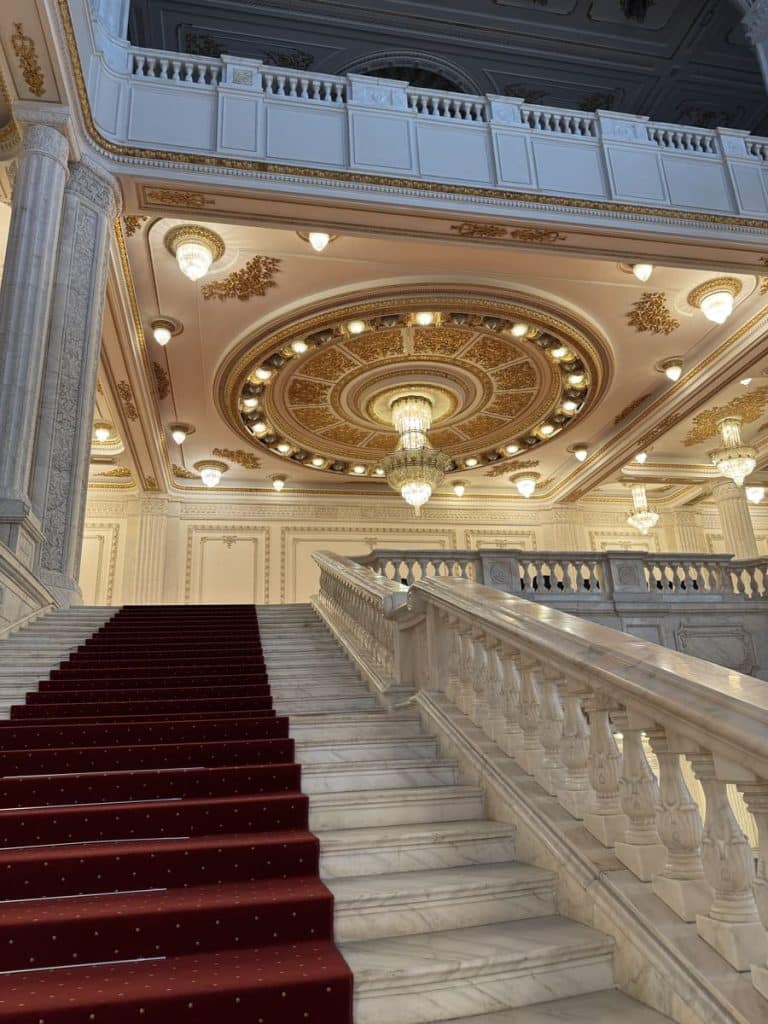 Escaleras en el vestíbulo del Parlamento de Bucarest, Rumanía