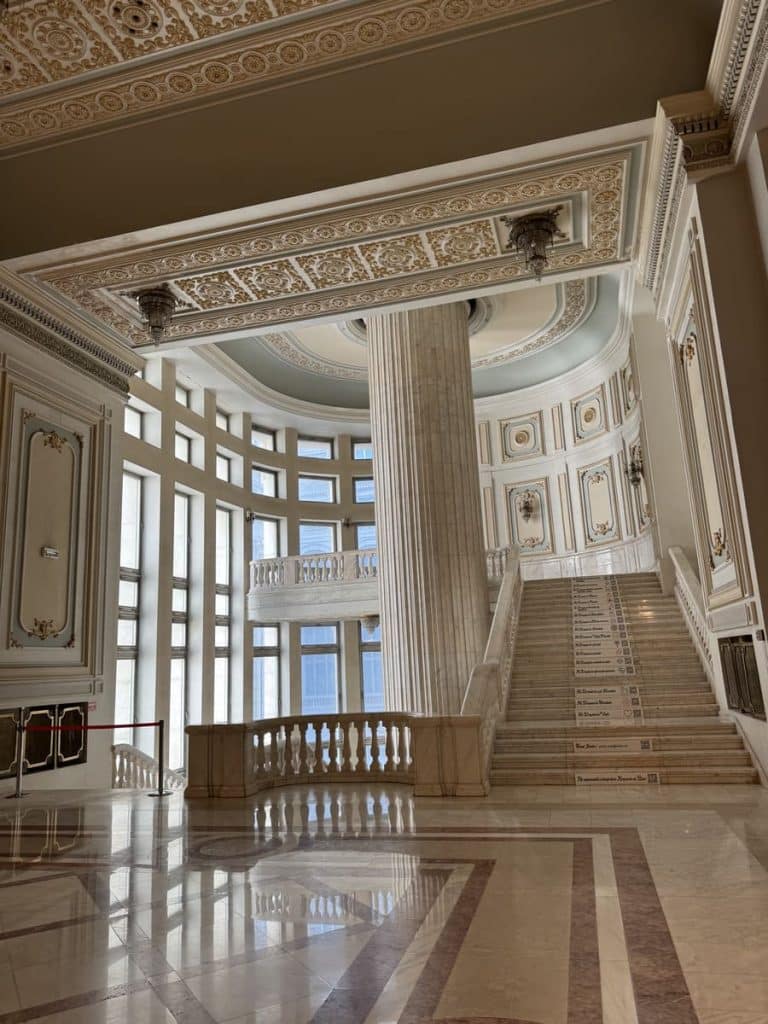 Uno de los vestíbulos que vimos en la visita guiada del Senado, Parlamento de Bucarest, Rumanía