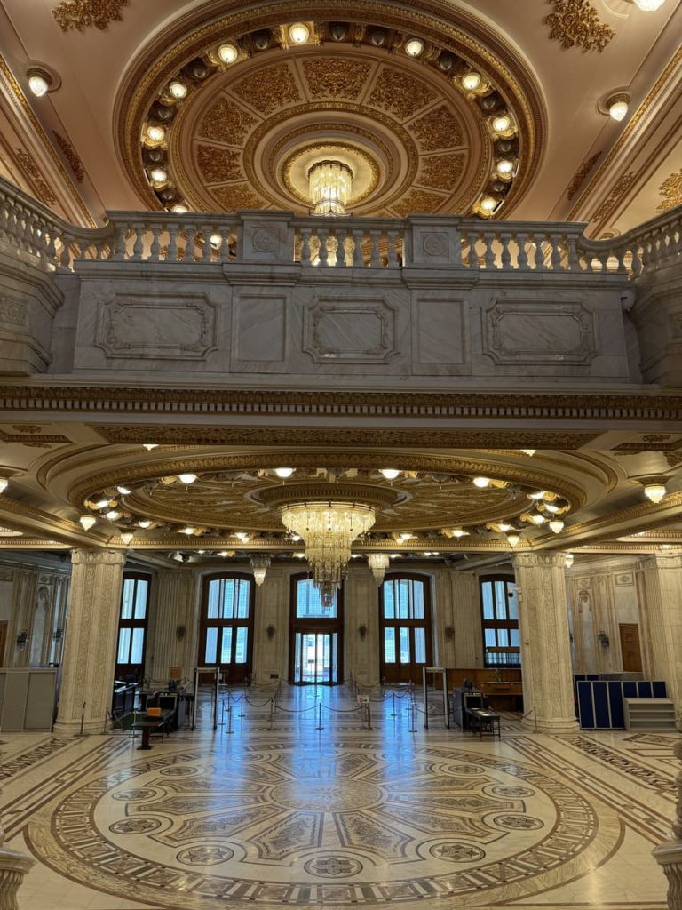 Vestíbulo del Parlamento de Bucarest, Rumanía