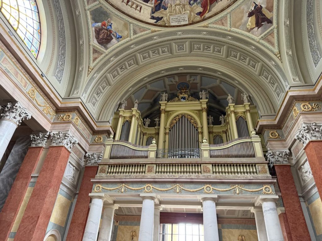 Interior de la Basílica de Eger