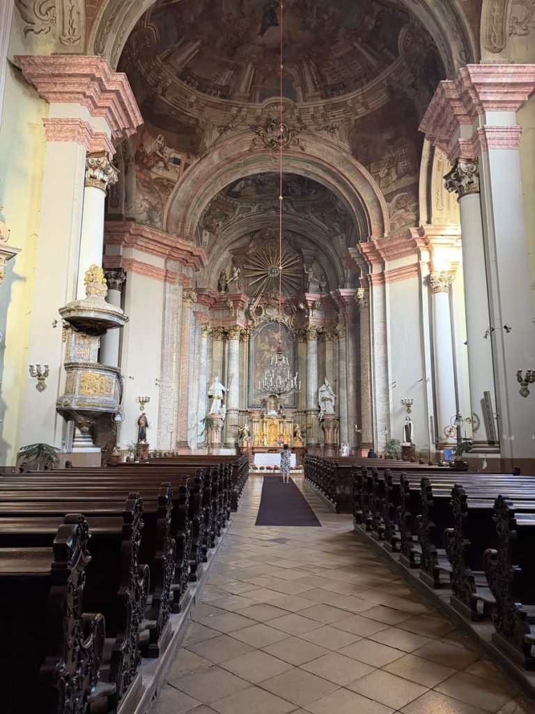 Inteior de la Iglesia de San Antonio de Padua, en Eger