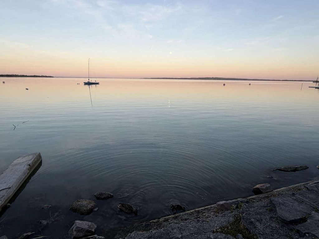 Lago Balatón por la noche, en Keszthély, Hungría