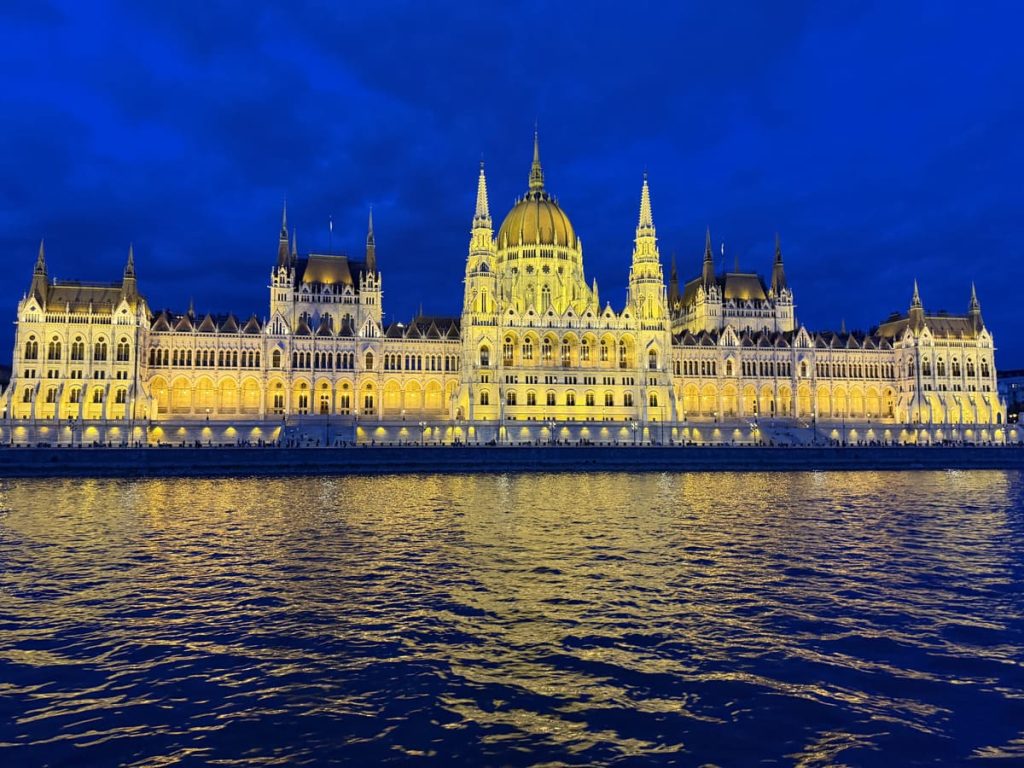 Parlamento de Budapest iluminado, Hungría