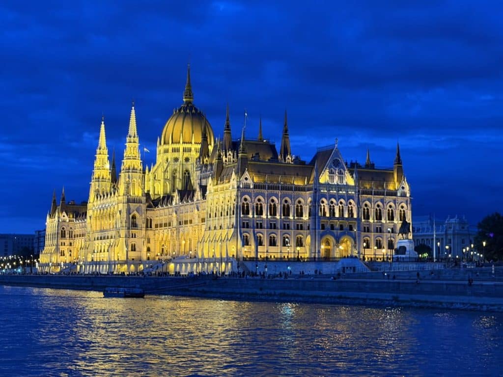 Parlamento de Budapest iluminado, Hungría