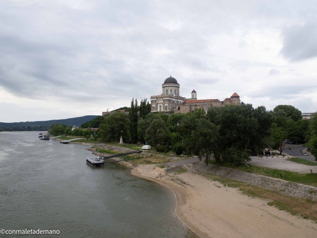 Vistas de la Basílica de Esztergom desde el Puente María Valeria, en Hungría