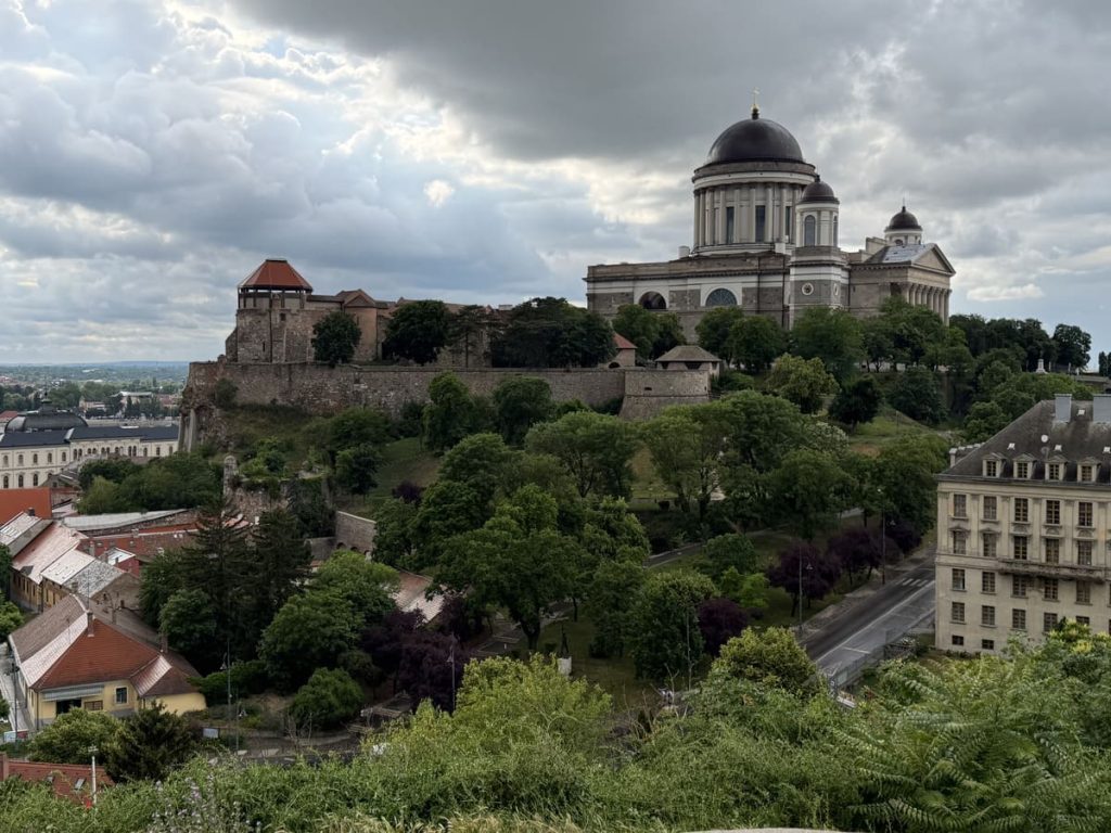 Vistas de la Basílica de Esztergom desde la Capilla de Santo Tomás, en Hungría