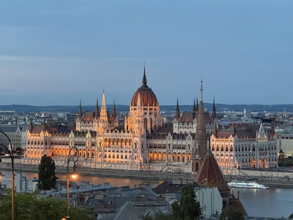 Vistas del Parlamento de Budapest desde Batthyány tér