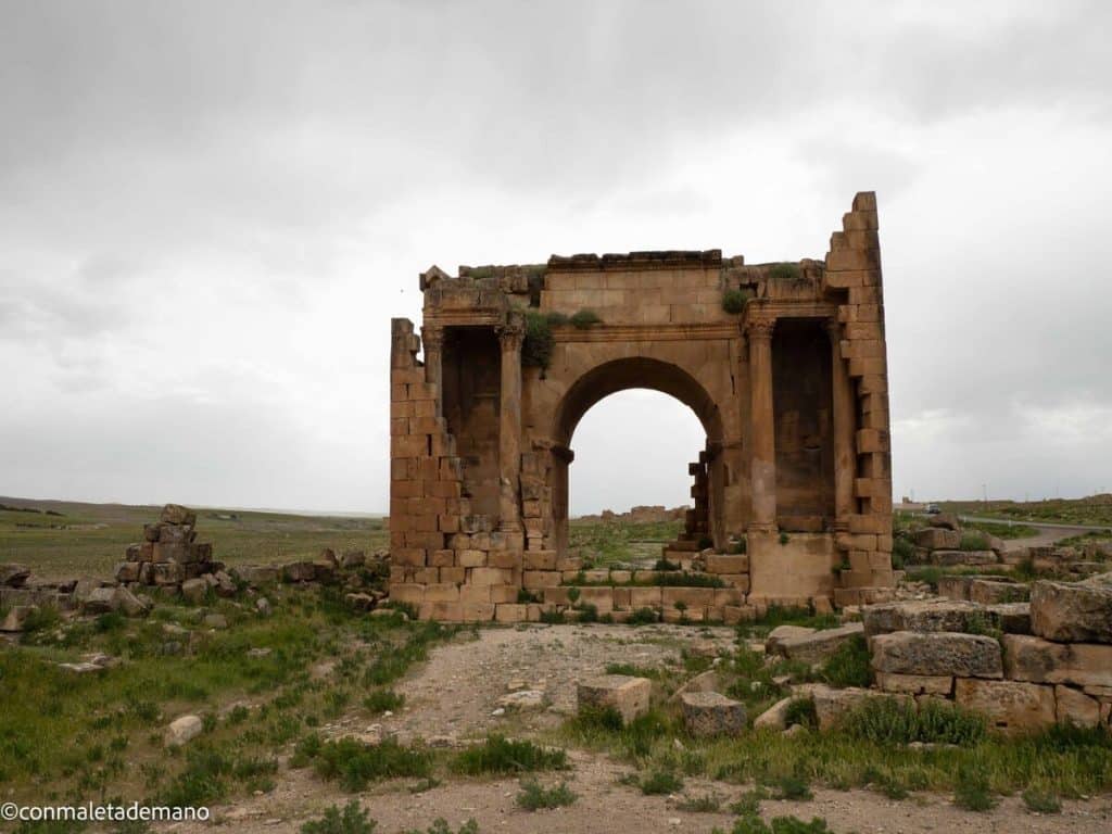 Arco del Triunfo en la ciudad romana de Haidra, Túnez