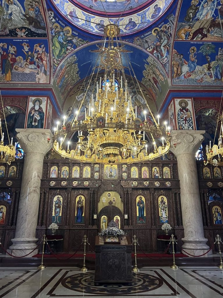 Interior de la Iglesia Ortodoxa de Saint Sava, en Mrkonjic Grad, Bosnia y Herzegovina