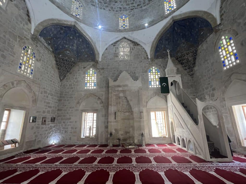 Interior de la Mezquita Shishman Ibrahim Pasha, en Pocitelj, Bosnia y Herzegovina
