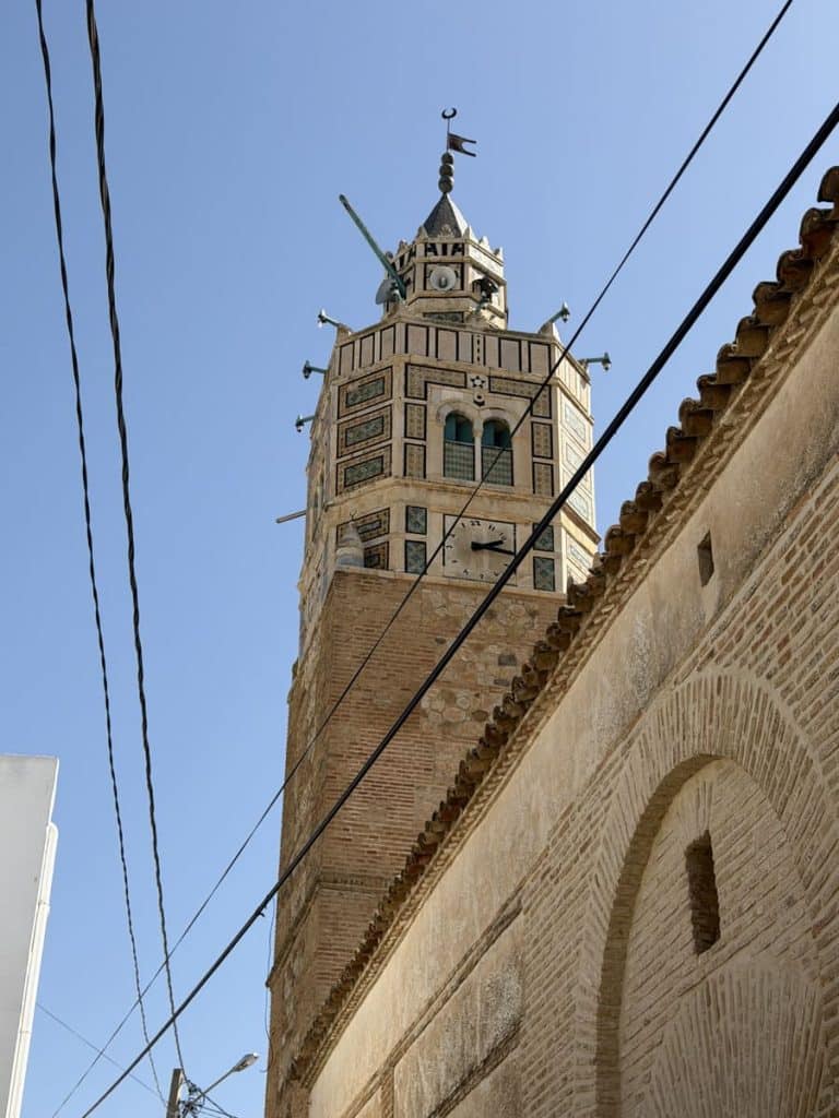 Mezquita de Testour, con el reloj levógiro