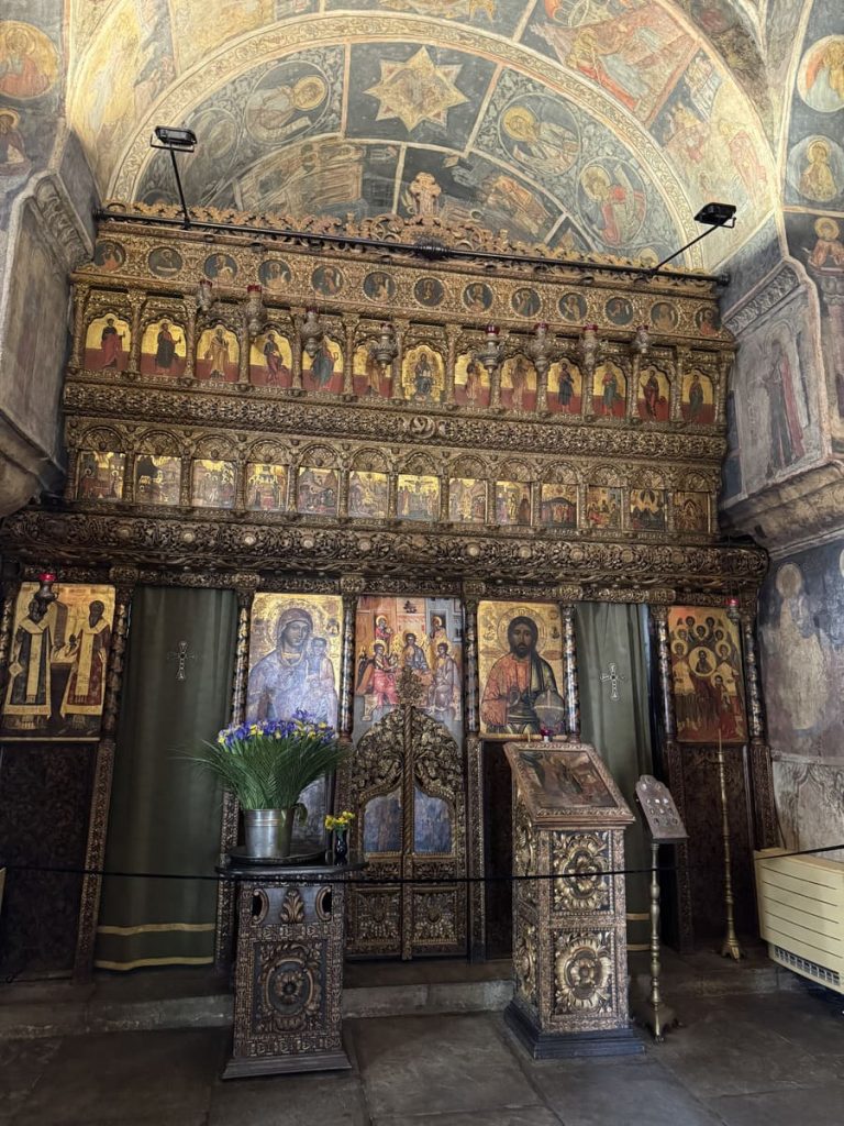 Interior de la iglesia del Monasterio Stavropoleos, Bucarest