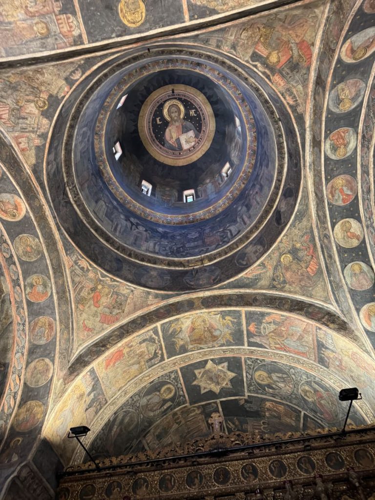 Interior de la iglesia del Monasterio Stavropoleos, Bucarest