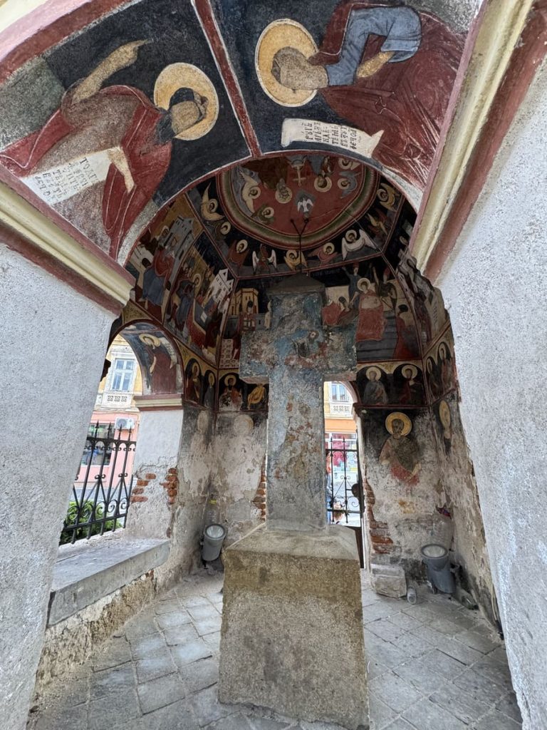 Cruz de Piedra en la Plaza Unirii, Brasov
