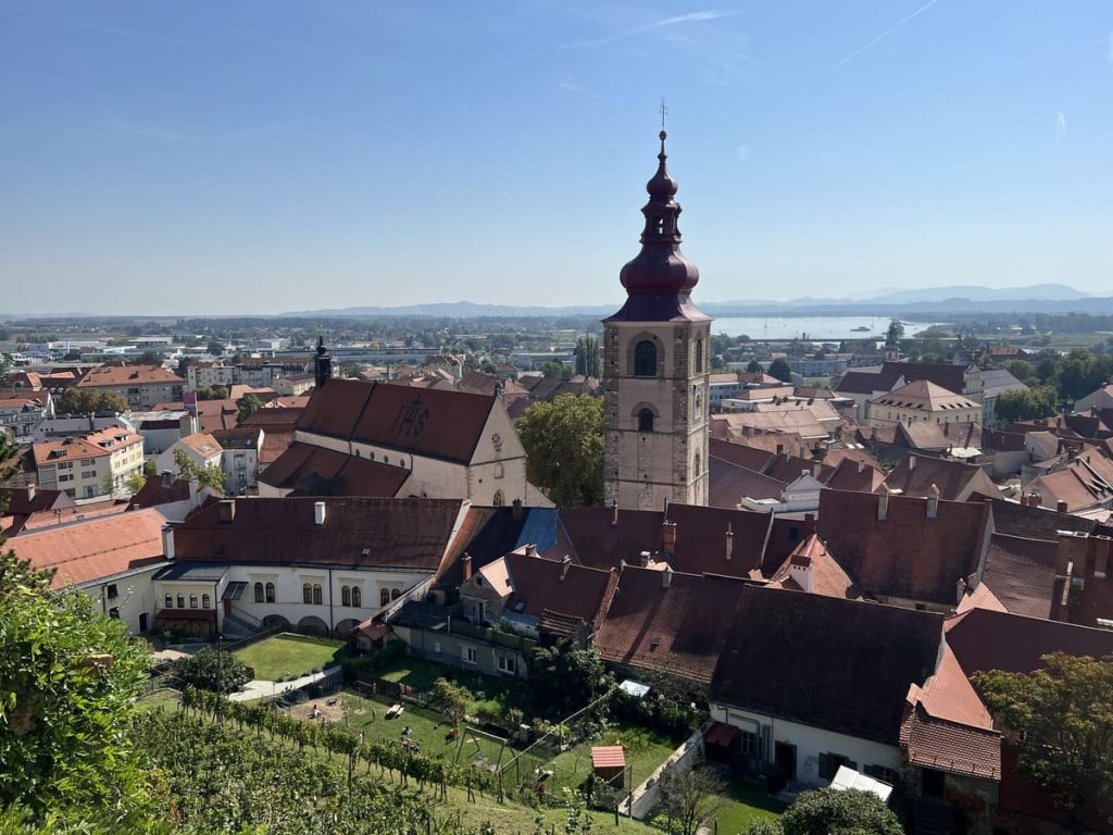 Vistas de Ptuj desde el castillo, en Eslovenia