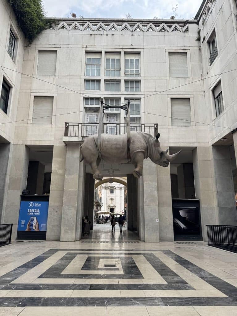 Rinoceronte suspendido en la Plaza de la Victoria, en Brescia